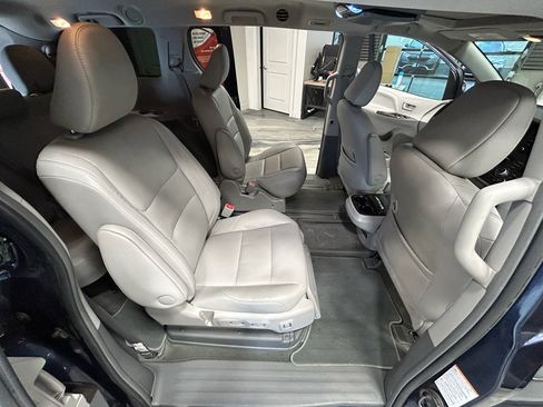 Used 2019 Toyota Sienna XLE w/ XLE Navigation Package FWD image 48