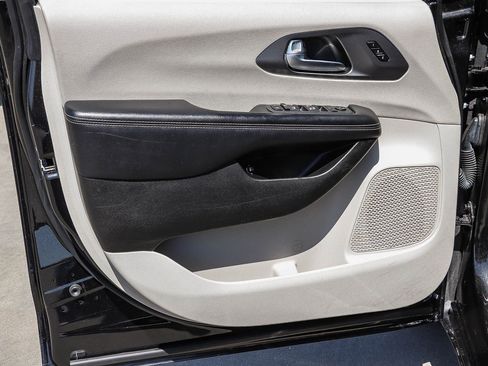 Used 2022 Chrysler Pacifica Touring-L FWD image 23