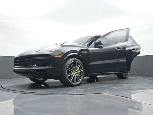Certified 2022 Porsche Cayenne Turbo S AWD/4WD image 31