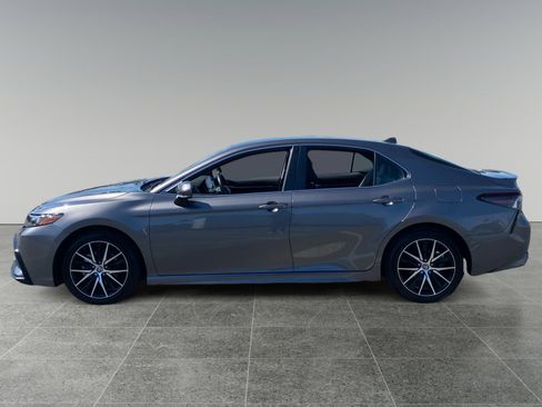 Used 2024 Toyota Camry SE image 2