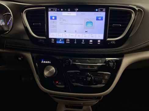 Used 2024 Chrysler Pacifica Select image 25
