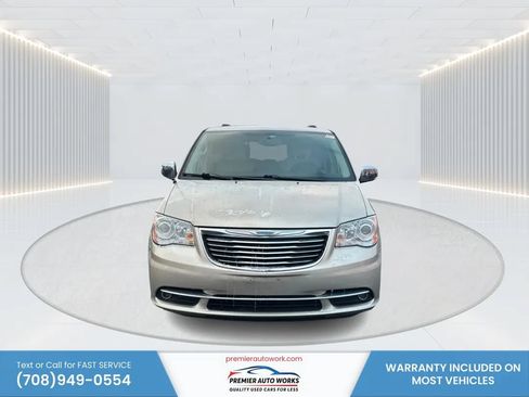 Used 2015 Chrysler Town & Country Limited Platinum FWD image 2