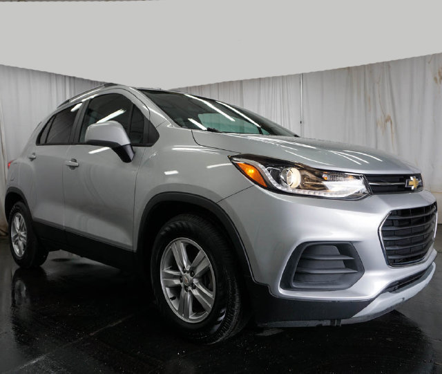 Used 2022 Chevrolet Trax LT w/ LT Convenience Package FWD image 2