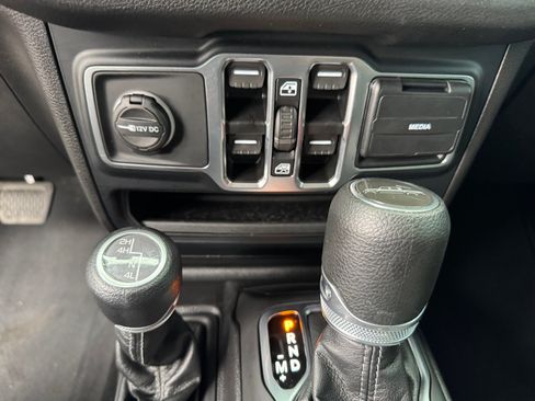Used 2025 Jeep Gladiator Sport AWD/4WD image 22