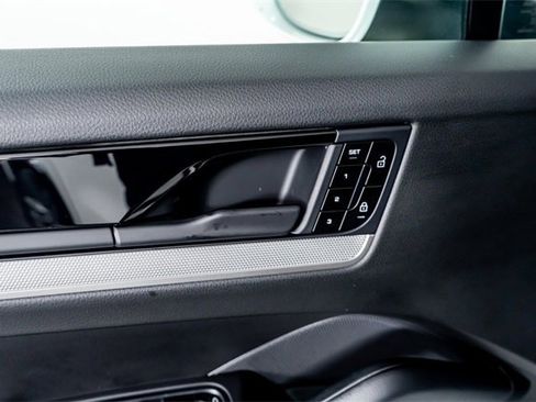 Used 2025 Porsche Cayenne image 37