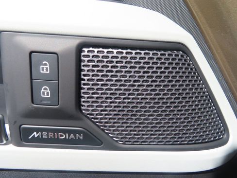 Used 2023 Land Rover Defender 90 S image 36