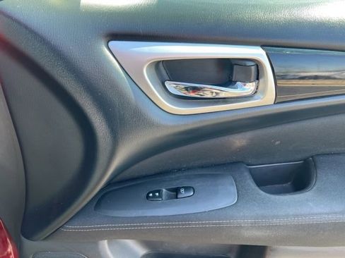 Used 2017 Nissan Pathfinder SV image 35
