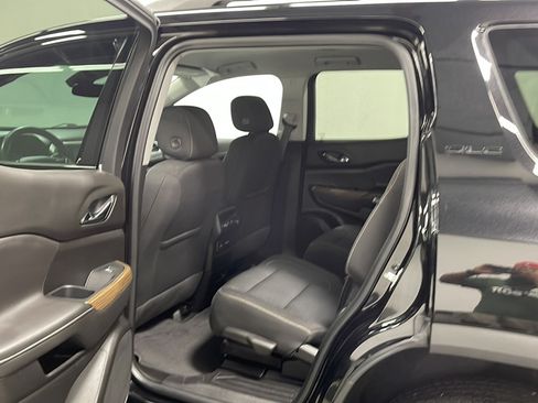 Used 2023 GMC Acadia SLE w/ Driver Convenience Package FWD image 14