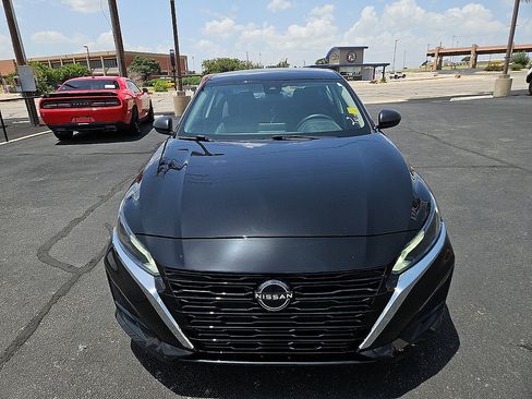 Used 2024 Nissan Altima 2.5 SV FWD image 8