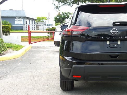 Used 2024 Nissan Rogue S FWD image 12