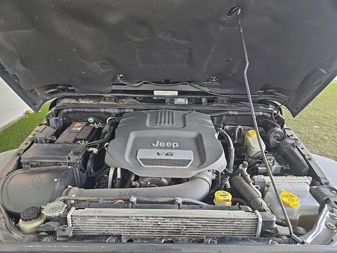 Used 2015 Jeep Wrangler Unlimited Rubicon w/ Max Tow Package image 11