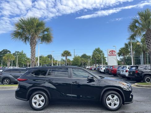 Used 2023 Toyota Highlander LE FWD image 11