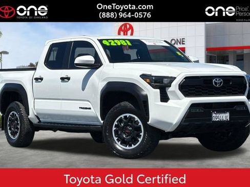 Certified 2025 Toyota Tacoma TRD Off-Road AWD/4WD image 1