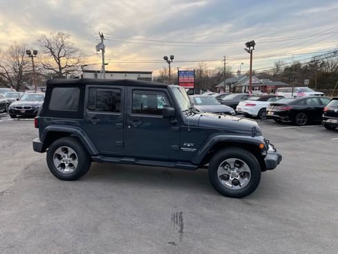 Used 2017 Jeep Wrangler Unlimited Sahara w/ Connectivity Group AWD/4WD image 28