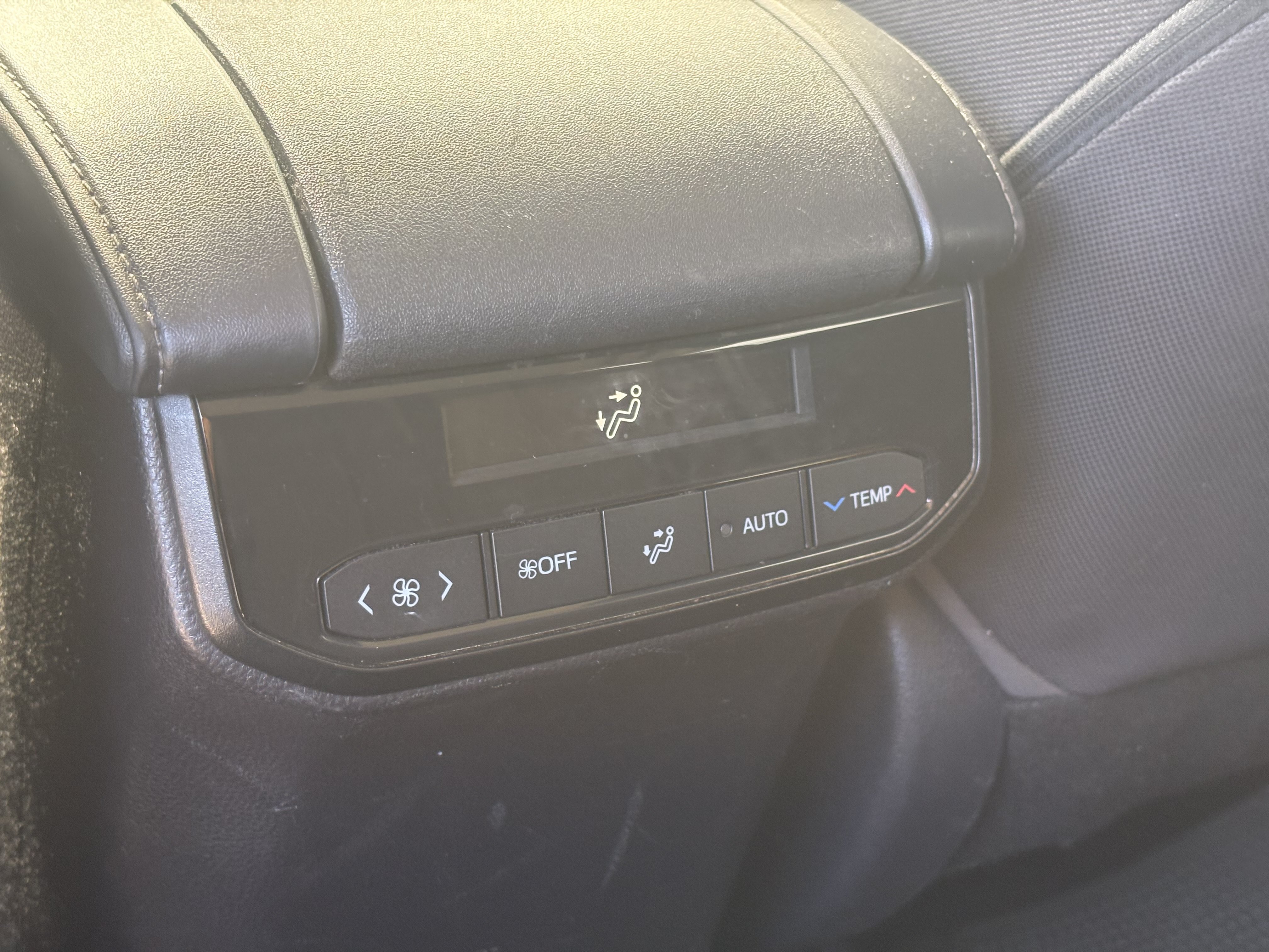 Used 2022 Toyota Highlander LE FWD image 13