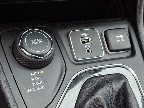 Used 2019 Jeep Cherokee Limited image 27