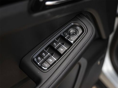 Used 2025 Porsche Macan image 30