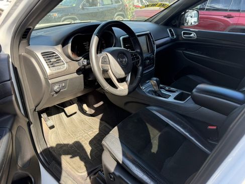 Used 2017 Jeep Grand Cherokee Altitude AWD/4WD image 8
