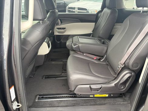 Used 2024 Kia Carnival LX FWD image 27