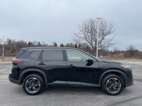 Used 2025 Nissan Rogue SV image 3
