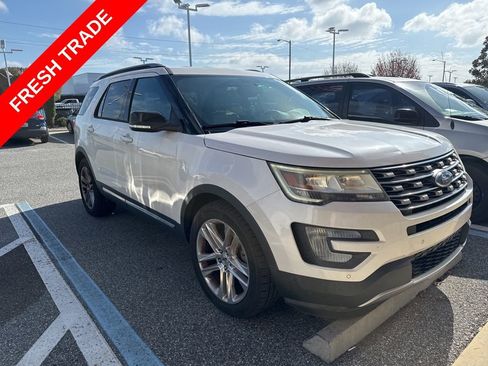 Used 2017 Ford Explorer XLT w/ Equipment Group 202A image 3