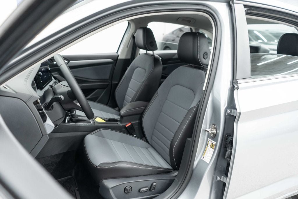 Used 2025 Volkswagen Jetta SE w/ Black Wheel Package FWD image 10
