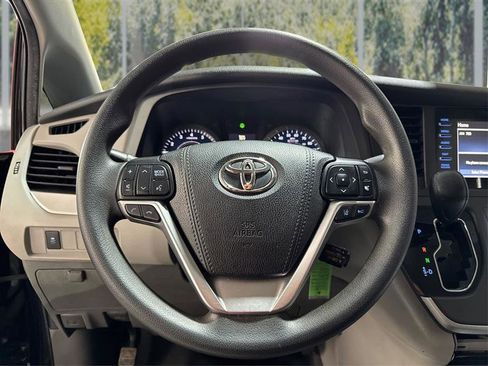 Used 2020 Toyota Sienna L FWD image 16