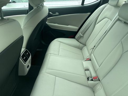 Used 2025 Genesis G70 2.5T RWD image 11