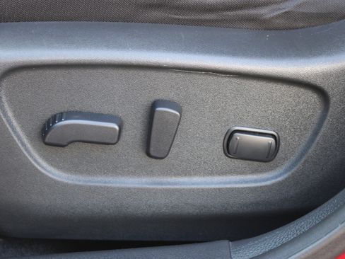 Used 2018 Nissan Rogue SV image 32