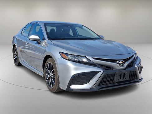 Used 2021 Toyota Camry SE image 2