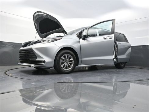 Used 2023 Toyota Sienna XLE image 27
