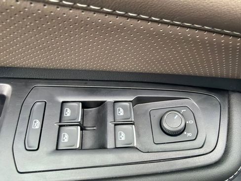 Used 2025 Volkswagen Atlas SEL AWD/4WD image 23