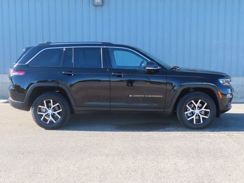 Used 2023 Jeep Grand Cherokee Limited w/ Trailer Tow Prep Group (B) AWD/4WD image 3