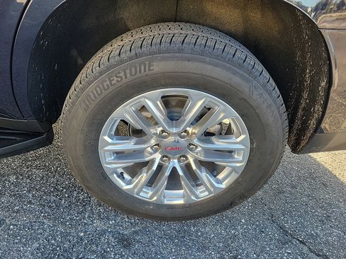 Used 2023 GMC Yukon SLT w/ SLT Luxury Package image 9