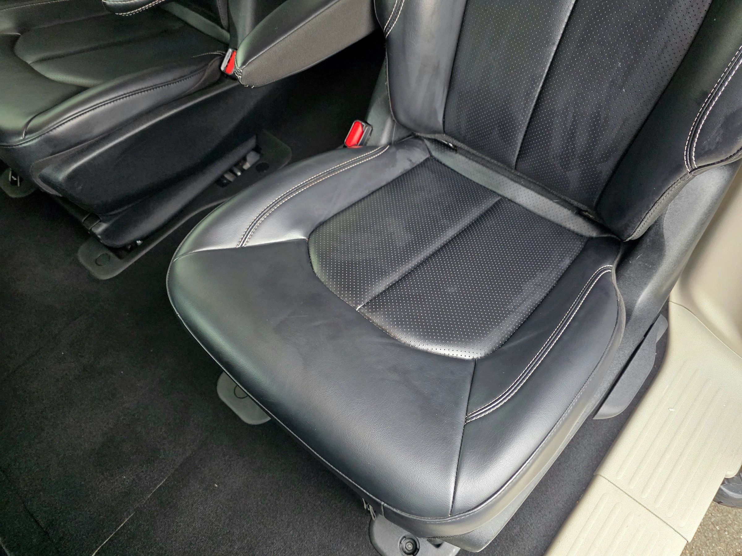 Used 2023 Chrysler Pacifica Touring-L FWD image 43