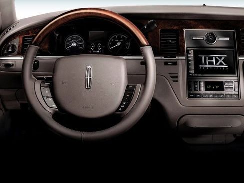 Used 2009 Lincoln Town Car Signature Limited image 4