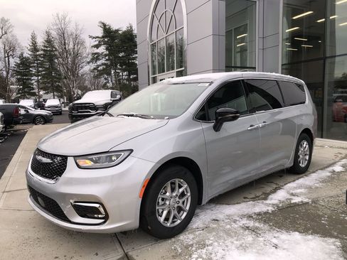 New 2026 Chrysler Pacifica Select image 3