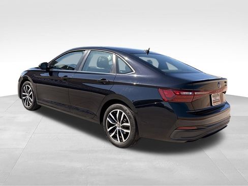 Used 2025 Volkswagen Jetta SE FWD image 9