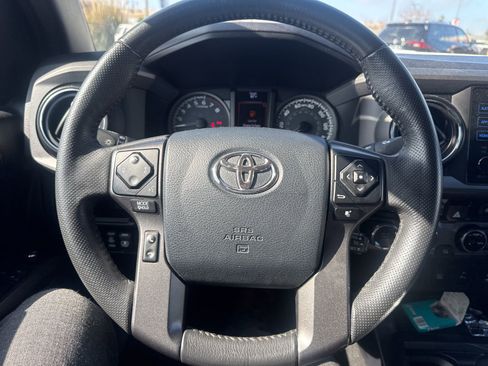 Used 2017 Toyota Tacoma TRD Sport image 15