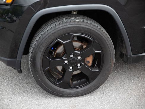 Used 2019 Jeep Grand Cherokee Laredo AWD/4WD image 9