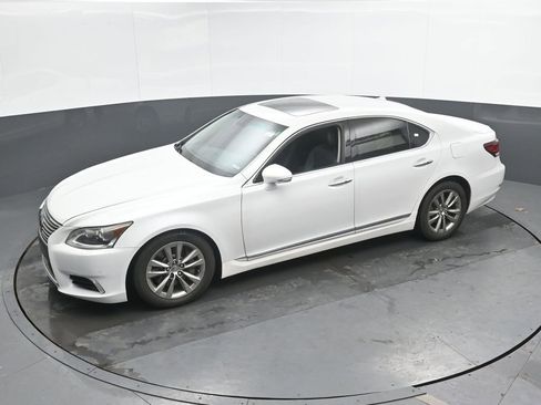 Used 2013 Lexus LS 460 AWD w/ Comfort Pkg image 23