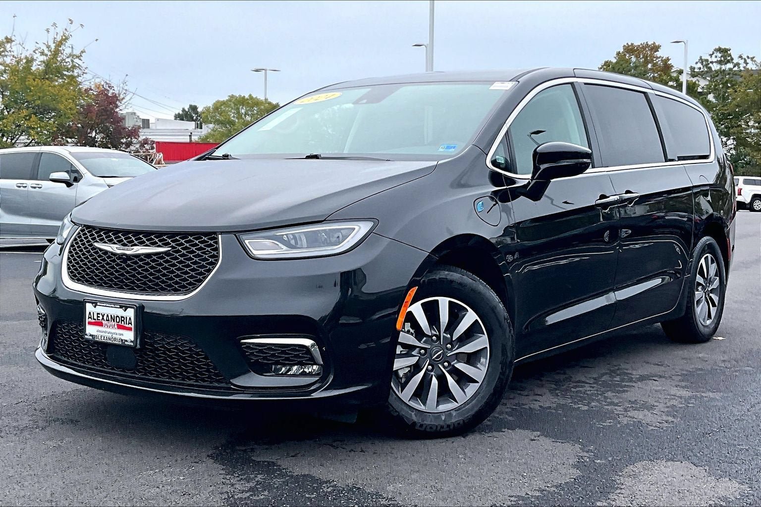 Used 2024 Chrysler Pacifica Limited FWD image 1