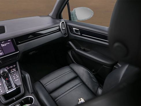 Used 2020 Porsche Cayenne S image 19