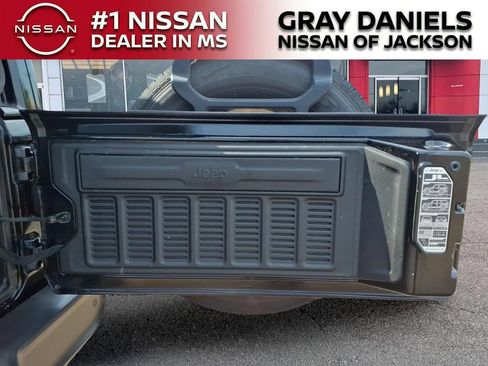 Used 2019 Jeep Wrangler Unlimited Sahara AWD/4WD image 9