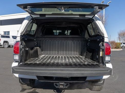 Used 2022 Toyota Tacoma TRD Off-Road image 14