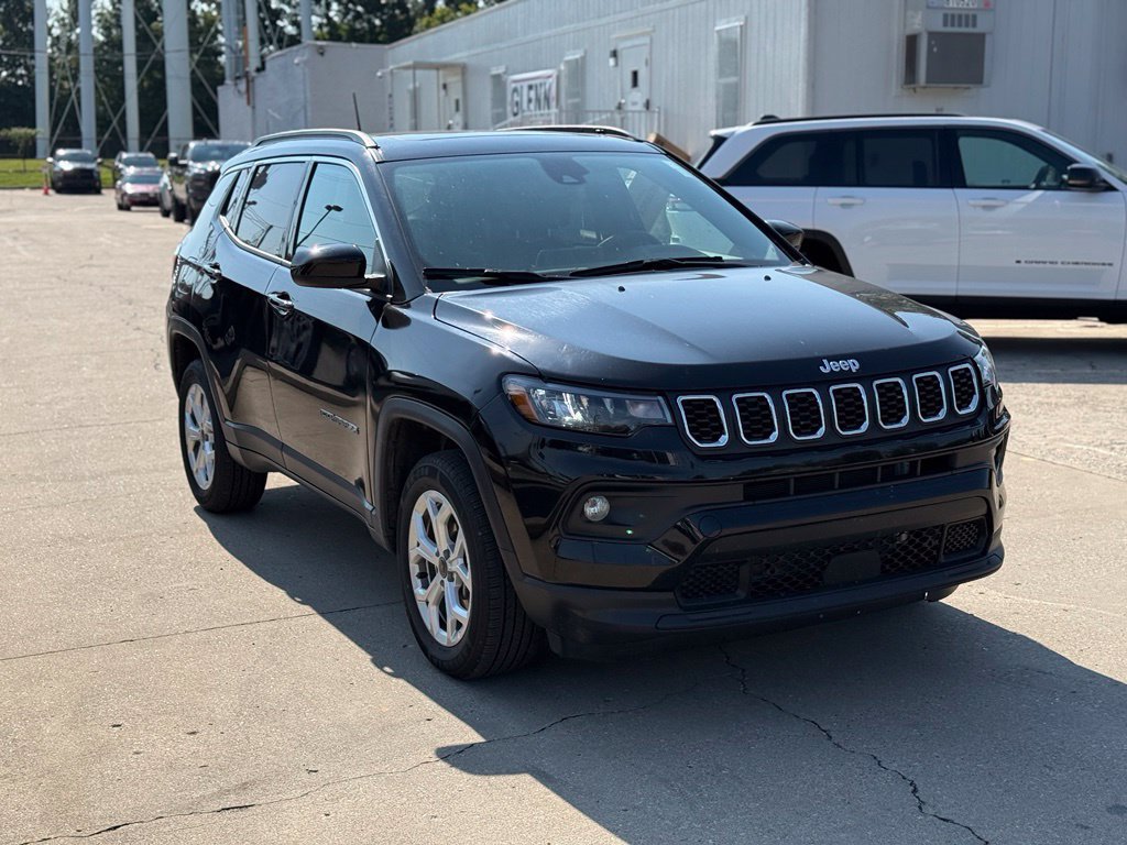 Used 2025 Jeep Compass Latitude w/ Sun & Sound Group AWD/4WD image 4