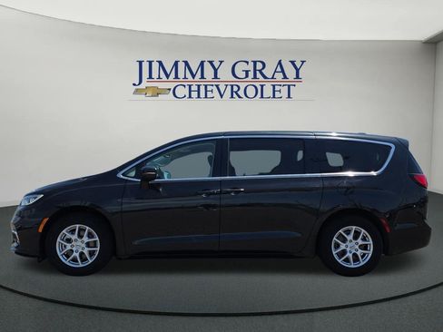 Used 2023 Chrysler Pacifica Touring-L FWD image 2