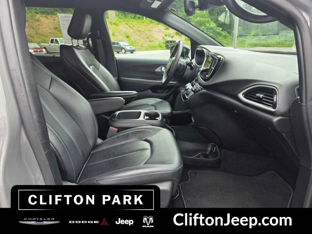 Certified 2025 Chrysler Pacifica Select FWD image 15