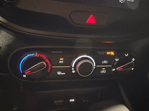 Used 2025 Kia Soul LX w/ LX Technology Package FWD image 18
