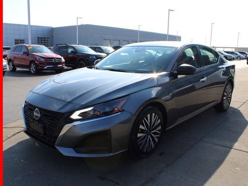 Certified 2024 Nissan Altima 2.5 SV image 3